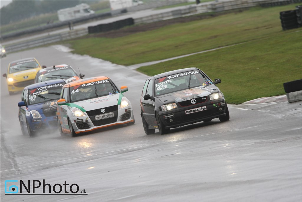 Søren Lyck var utrolig flot kørende i den sorte VW Polo GTI kaffebil (49) i heat 1. Her foran Mads Hedegaard Frederiksen (44) og Ole Petersen (97).
(Foto: CN Photo)